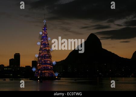 Rio de Janeiro, Brazil. 6th December, 2014. The world's tallest floating Christmas tree, 85m high, at twilight. The 542-ton structure is illuminated with 3.1 million lights on the Rodrigo de Freitas lagoon in its 19th edition. Credit:  Maria Adelaide Silva/Alamy Live News Stock Photo