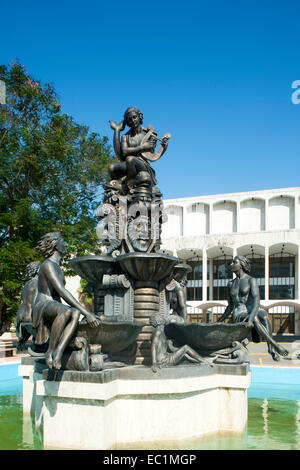 Dominikanische Republik, Santo Domingo, Parque de la Cultura, Brunnen vor dem Teatro Nacional Stock Photo