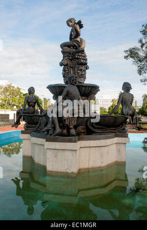 Dominikanische Republik, Santo Domingo, Parque de la Cultura, Brunnen vor dem Teatro Nacional Stock Photo