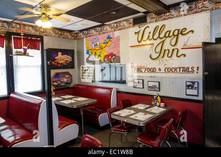 Illinois Hamel,historic highway Route 66,Weezy's,restaurant restaurants food dining cafe cafes,interior inside,booths,decor,Americana,IL140902029 Stock Photo