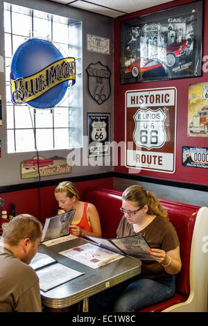 Illinois Hamel,historic highway Route 66,Weezy's,restaurant restaurants food dining cafe cafes,interior inside,booth,family families parent parents ch Stock Photo