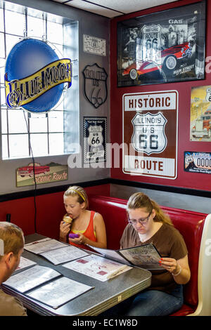 Illinois,Midwest,Hamel,historic highway Route 66,Weezy's,restaurant restaurants food dining eating out cafe cafes bistro,interior inside,booth,family Stock Photo