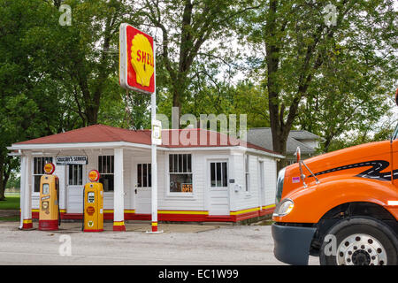 Illinois,Midwest,Mount Mt. Olive,historic highway Route 66,Soulsby's Service Station,gas gasoline petrol pumps,Shell,sign,logo,visitors travel traveli Stock Photo