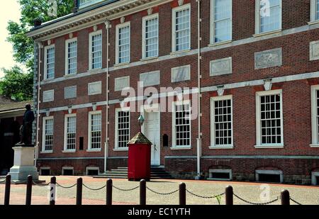 PHILADELPHIA, PENNSYLVANIA:  The north front of 1732-53 Independence Hall with George Washington Statue Stock Photo