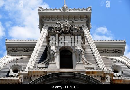 PHILADELPHIA, PENNSYLVANIA:  Beaux Arts statues decorate the exterior of Philadelphia City Hall built between 1871-1901 Stock Photo