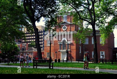 PHILADELPHIA, PENNSYLVANIA: Tourists stroll past the majestic south facade of historic 1732-1753 Independence Hall Stock Photo