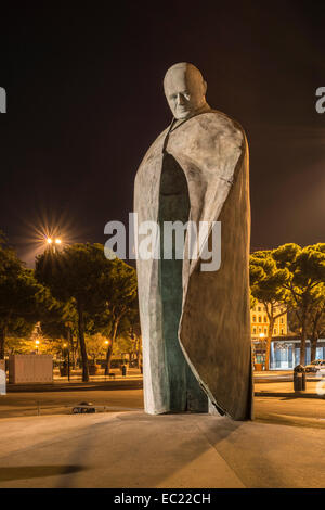 Conversazioni, monumental sculpture of Pope John Paul II., 2011, by Oliviero Rainaldi, Rome Termini Station Esquilino, Rome Stock Photo
