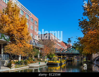 Johnny Bench statue, Bricktown, Oklahoma City, Oklahoma, USA Stock Photo -  Alamy