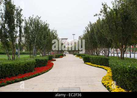 Pathway through Tianjin Cultural centre near Galaxy shopping mall, Tianjin, China Stock Photo