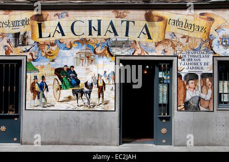 La Chata -Tapas bars in the calle de la Cava Baja in the La Latina quarter, central Madrid, Spain Stock Photo