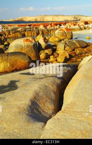 Granite boulders and cracks along the shore at The Granites, Streaky Bay, South Australia. Stock Photo