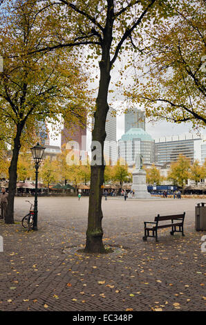 HAGUE, NETHERLANDS - OCTOBER 23, 2013: Statue of William I on October 23, 2013 in Hague. Prince of Orange (William the Silent) w Stock Photo