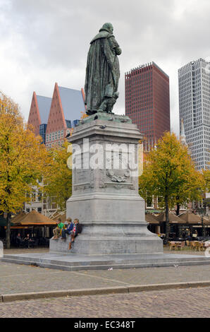 HAGUE, NETHERLANDS - OCTOBER 23, 2013: Statue of William I on October 23, 2013 in Hague. Prince of Orange (William the Silent) w Stock Photo