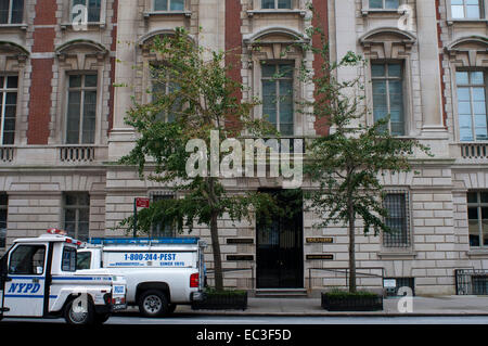 Police in front of The Neue Galerie New York, 1048 Fifth Avenue, NYC. The Neue Galerie New York (German for: 'New Gallery') is a Stock Photo