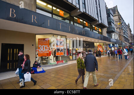 BRITISH HOME STORES BHS department store with homeless beggar outside on Princes Street Edinburgh Scotland UK Stock Photo