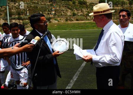 La Paz, Bolivia. 9th December, 2014. The president of Oruro Royal Football Club Jaime Frías (L) gives a silver plate to the British Ambassador to Bolivia Ross Denny before a friendly game to remember the 1914 Christmas Truce football match, one of the most iconic events of World War I. A team from the UK Embassy in Bolivia and the Oruro Royal Football Club took part. Credit:  James Brunker / Alamy Live News Stock Photo