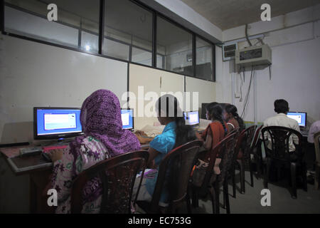 Students learning computer skills at the Tea Leaf Vision school in Maskeliya, Sri Lanka Stock Photo