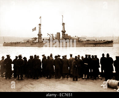 The leader Arizona passing 96th St. Pier in great naval review at N.Y. City.  Ca.  1918. Stock Photo