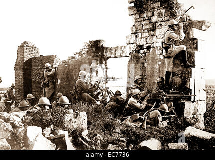 French troopers under General Gouraud, with their machine guns amongst the ruins of a cathedral near the Marne, driving back the Germans.  1918. Central News Photo Service. (War Dept.) Stock Photo