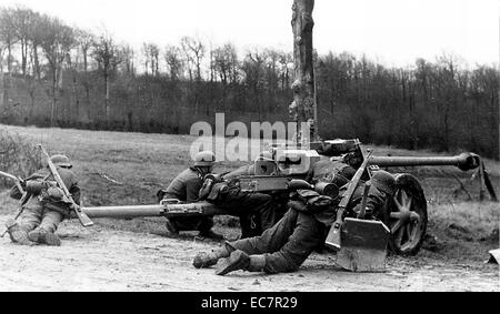 7.5 cm PaK 40 anti-tank gun  A Military Photos & Video Website