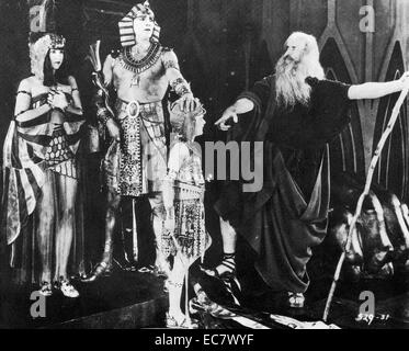 The Ten Commandments (1923)The story of Moses leading the Jews from Egypt to the Promised Land, his receipt of the tablets and the worship of the golden calf. Director: Cecil B. DeMille. starring: Theodore Roberts, Charles De Roche, Estelle Taylor Stock Photo