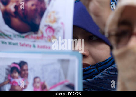 Dhaka, Bangladesh. 10th December, 2014. Famiy members made human chain holding pictures of their missing relatives during the celebration of the International Human Rights Day in Dhaka. According to Rights organisation Odhikar stated that 150 people, mostly from political backgrounds, fell victim to enforced disappearance between January 2009 and August 2014. Credit:  zakir hossain chowdhury zakir/Alamy Live News Stock Photo