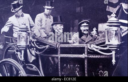 Photograph of King George V (1865-1935) and President Woodrow Wilson (1856-1924) driving through London. Dated 1919 Stock Photo