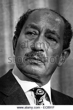 Egypt President Anwar el Sadat (l) was laughing together with German ...