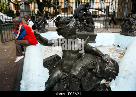 Mauritius, Port Louis, Company Garden, bronze statue at edge of disused, dry fountain Stock Photo
