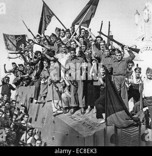 SPANISH CIVIL WAR (1936-1939) Anarchist fighters from the National Confederation of Labour in Barcelona in July 1936 Stock Photo