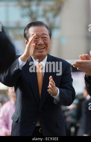 Tokyo, Japan. 10th Dec, 2014. Ichiro Ozawa, president of People's Life Party, waves during a campaign for the December 14 lower house election in Tokyo on December 10, 2014. © AFLO/Alamy Live News Stock Photo