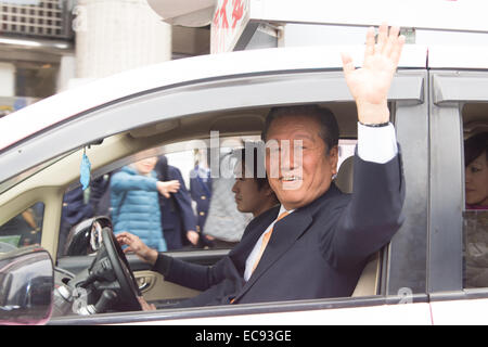 Tokyo, Japan. 10th Dec, 2014. Ichiro Ozawa, president of People's Life Party, waves during a campaign for the December 14 lower house election in Tokyo on December 10, 2014. © AFLO/Alamy Live News Stock Photo