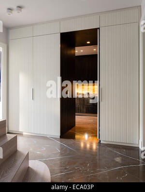 Corrugated white wood panelling between the foyer and kitchen Stock Photo