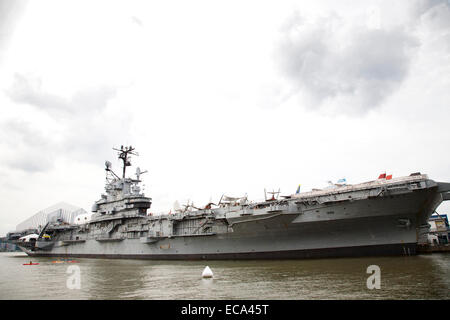 intrepid warship now sea air space museum, hudson river coast, Manhattan, New York, Usa, America Stock Photo