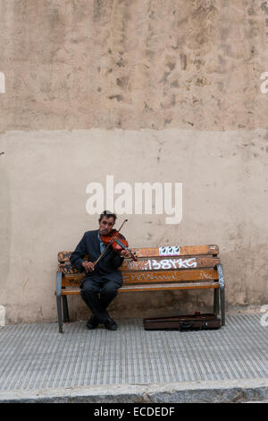 Old man busking playing violin in Gràcia, Barcelona, Catalonia, Spain Stock Photo