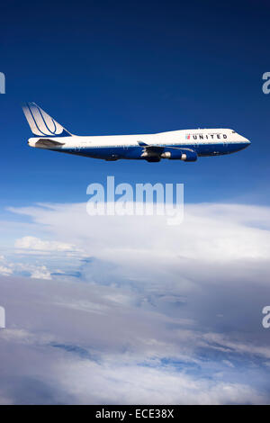 United Airlines Boeing 747-422 N104UA in flight Stock Photo