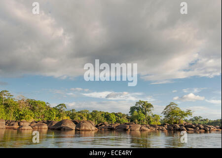 Bordered by rain forest, granite rocks, and sandy beaches: the Suriname River in Upper Suriname Stock Photo
