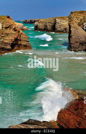 Spain, Galicia: View to the cliffs of Praia das Catedrales in Ribadeo Stock Photo