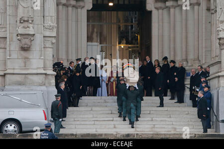 Brussels, Belgium. 12th Dec, 2014. Soldiers carry the coffin of Belgium's Queen Fabiola into the Church of Our lady for the funeral service in Laeken, Brussels, capital of Belgium, Dec. 12, 2014. Belgium's Queen Fabiola, widow of King Baudouin and queen between 1960 and 1993, died at the age of 86 on Dec. 5. Credit:  Zhou Lei/Xinhua/Alamy Live News Stock Photo