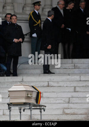 Brussels, Belgium. 12th Dec, 2014. The coffin of Belgium's Queen Fabiola is brought to the Church of Our lady for the funeral service in Laeken, Brussels, capital of Belgium, Dec. 12, 2014. Belgium's Queen Fabiola, widow of King Baudouin and queen between 1960 and 1993, died at the age of 86 on Dec. 5. Credit:  Zhou Lei/Xinhua/Alamy Live News Stock Photo
