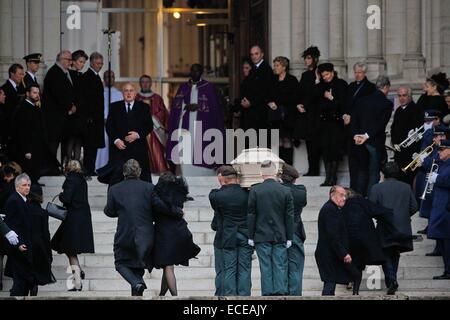 Brussels, Belgium. 12th Dec, 2014. Soldiers carry the coffin of Belgium's Queen Fabiola into the Church of Our lady for the funeral service in Laeken, Brussels, capital of Belgium, Dec. 12, 2014. Belgium's Queen Fabiola, widow of King Baudouin and queen between 1960 and 1993, died at the age of 86 on Dec. 5. Credit:  Zhou Lei/Xinhua/Alamy Live News Stock Photo