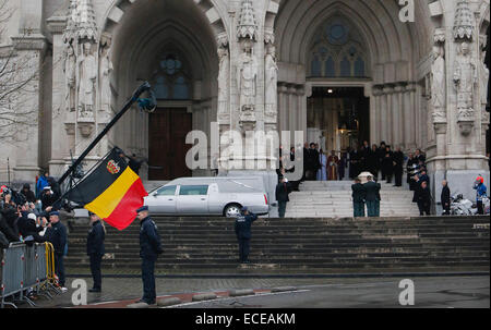 Brussels, Belgium. 12th Dec, 2014. Soldiers carry the coffin of Belgium's Queen Fabiola into the Church of Our lady for the funeral service in Laeken, Brussels, capital of Belgium, Dec. 12, 2014. Belgium's Queen Fabiola, widow of King Baudouin and queen between 1960 and 1993, died at the age of 86 on Dec. 5. Credit:  Zhou Lei/Xinhua/Alamy Live News Stock Photo