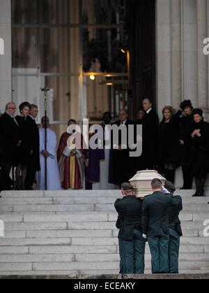 Brussels, Belgium. 12th Dec, 2014. Soldiers carry the coffin of Belgium's Queen Fabiola into the Church of Our lady for the funeral service in Laeken, Brussels, capital of Belgium, Dec. 12, 2014. Belgium's Queen Fabiola, widow of King Baudouin and queen between 1960 and 1993, died at the age of 86 on Dec. 5. Credit:  Zhou Lei/Xinhua/Alamy Live News Stock Photo