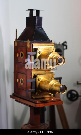 Mumbai, India. 14th Nov, 2014. The Antique Film Camera known as 'The Magic Lantern.' Antique Film Cameras & Old Films have been restored by Shivendra Singh Dungarpur at his Film Heritage Foundation. © Subhash Sharma/ZUMA Wire/ZUMAPRESS.com/Alamy Live News Stock Photo