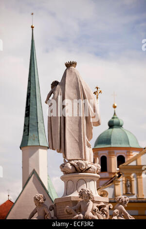 Maria des Marienbrunnen, Magdalenakirche und der Turm der Gnadenkapelle am Kapellplatz in Altötting, Oberbayern, Bayern, Deutsch Stock Photo