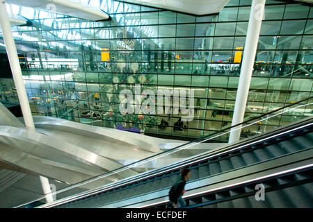 Heathrow London,UK. 13th December 2014. Passengers are greeted by a  large Christmas tree with a Royal Crown at the terminal 2 building in Heathrow airport Credit:  amer ghazzal/Alamy Live News Stock Photo