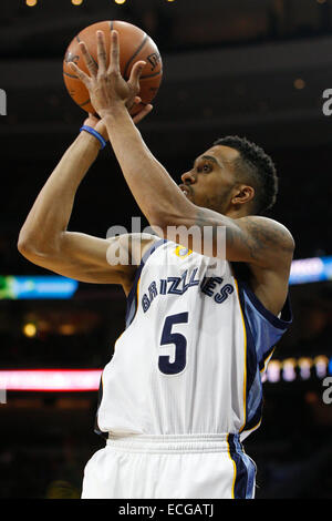 Overtime. 13th Dec, 2014. Memphis Grizzlies guard Courtney Lee (5) shoots the ball during the NBA game between the Memphis Grizzlies and the Philadelphia 76ers at the Wells Fargo Center in Philadelphia, Pennsylvania. The Memphis Grizzlies won 120-115 in overtime. © csm/Alamy Live News Stock Photo