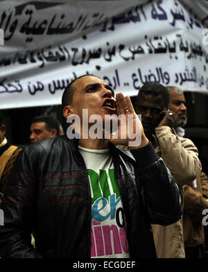 Cairo, Egypt. 14th Dec, 2014. Egyptian workers and employees of Industrial and Engineering Enterprises Co, take part in a protest demanding for their salaries, outside Egyptian cabinet, in Cairo on December 14, 2014 © Amr Sayed/APA Images/ZUMA Wire/Alamy Live News Stock Photo