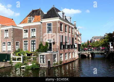 Old canal houses Aalmarkt canal near the confluence of  Oude Rijn canal in historic centre of  Leiden, The Netherlands Stock Photo