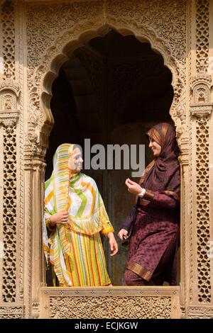 India, Rajasthan, Jaisalmer, Patwon ki Haveli, Young women chatting Stock Photo